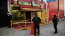 Polisi menjaga klub penari telanjang yang menjadi lokasi penyerangan di Coatzacoalcos, Veracruz, Meksiko, Rabu (28/8/2019). Kantor Kejaksaan Agung mengatakan serangan itu disengaja. (AP Photo/Felix Marquez)