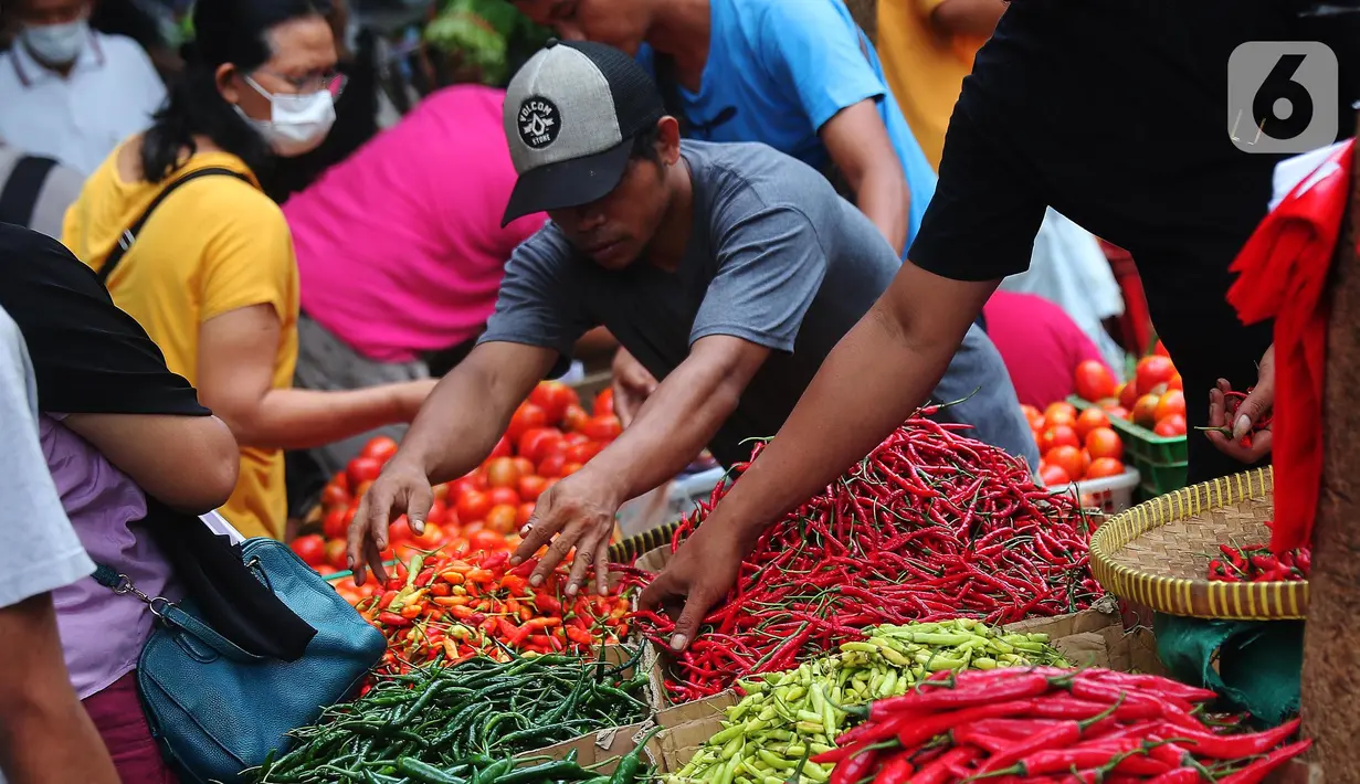 Aktivitas pedagang di pasar Senen, Jakarta, Jumat (23/12/2022). Penjabat (Pj) Gubernur DKI Jakarta, Heru Budi Hartono menjelaskan, menghadapi Natal 2022 dan Tahun Baru 2023, Pemprov DKI Jakarta terus meningkatkan sinergi untuk menjaga ketahanan pangan. Dia pun memastikan bahwa pasokan kebutuhan pangan yang berkualitas untuk masyarakat Jakarta dalam kondisi stabil, serta harga pangan tetap terjaga dan terjangkau oleh masyarakat Jakarta. (Liputan6.com/Angga Yuniar)