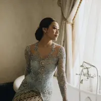 Aaliyah Massaid tampak anggun dalam kebaya biru yang digunakan di hari pertunangannya. [Foto: Instagram/ Aaliyah Massaid]