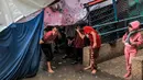 Anak-anak terpaksa bermain dan berlindung dalam kondisi yang jauh dari kata layak. (SAID KHATIB/AFP)