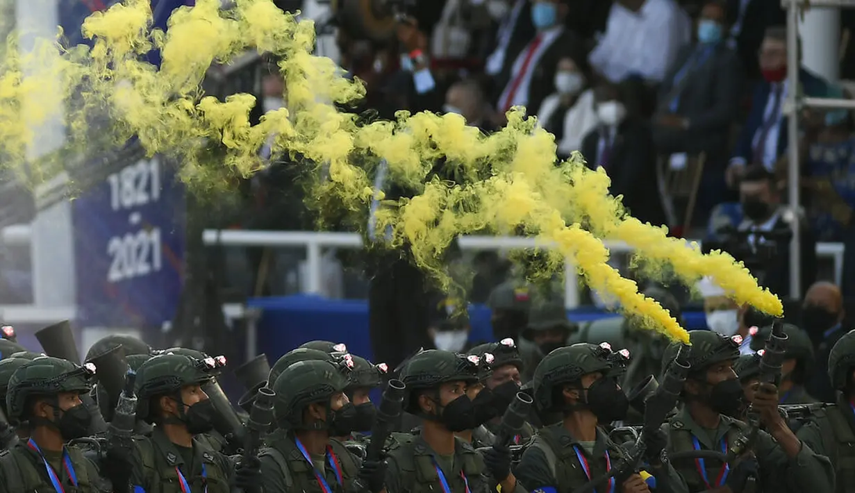 Tentara berbaris selama parade militer menandai Hari Kemerdekaan di Caracas, Venezuela, Senin (5/7/2021). Venezuela menandai 210 tahun deklarasi kemerdekaan mereka dari Spanyol. (AP Photo/Matias Delacroix)