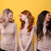 Banyak orang memilih warna rambut hanya karena tren atau terinspirasi influencer. Padahal, hasilnya bisa jadi jauh dari harapan. Beberapa kesalahan umum yang perlu dihindari seperti memilih warna terlalu gelap. (foto/dok: freepik/drobotdean)