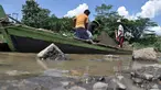 Aktivitas penambang saat bongkar muat pasir dari perahu di Sungai Klawing, Desa Toyarejo, Purbalingga, Jawa Tengah, Minggu (15/5/2022). Aktivitas penambang pasir di Sungai Klawing sudah ada sejak puluhan tahun lalu dengan menggunakan perahu dan dikerjakaan masih secara tradisional. (merdeka.com/Iqbal S Nugroho)