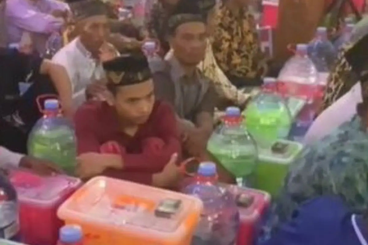 Hajatan Sultan di Bojonegoro, Tamu Dapat Galon Air Mineral dan Kontainer Makanan