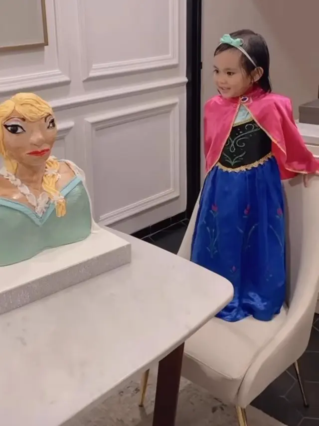 Fitri Tropica memberikan ugly cake untuk anak pertama