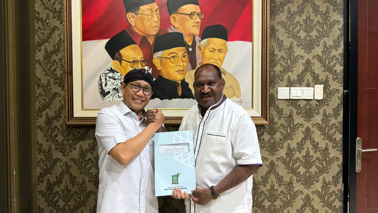 Dewan Pengurus Pusat (DPP) Partai Kebangkitan Bangsa (PKB) menyerahkan rekomendasi kepada Willem Wandik untuk menjadi calon gubernur Papua Tengah di Pilkada 2024. (Tim Humas PKB)