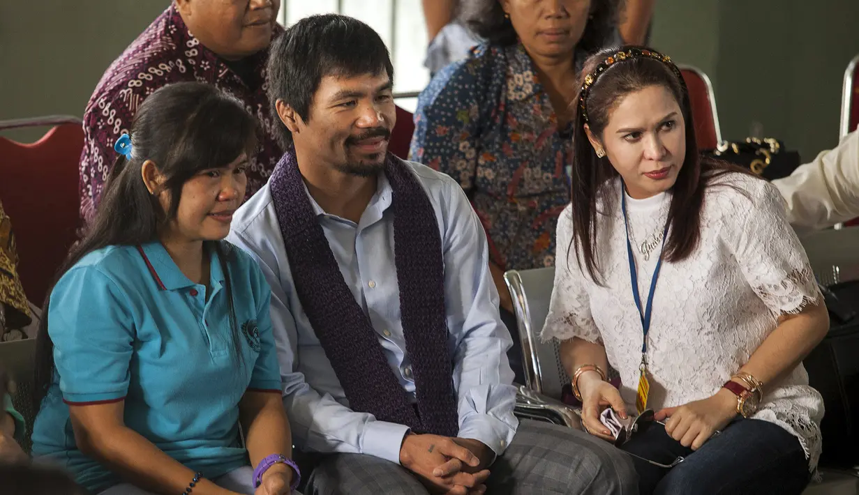 Petinju Filipina, Manny Pacquiao (tengah), saat mengunjungi terpidana mati Mary Jane (kiri) di ruang kunjung Lapas Wirogunan, Yogyakarta, Jumat, (10/7/2015). Ini kali pertama Manny Pacquiao mengunjungi terpidana mati Mary Jane. (REUTERS/Ignatius eswe)