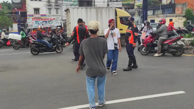 Dishub Kota Depok menertibkan ‘pak ogah’ di Jalan Raya Margonda, Depok.