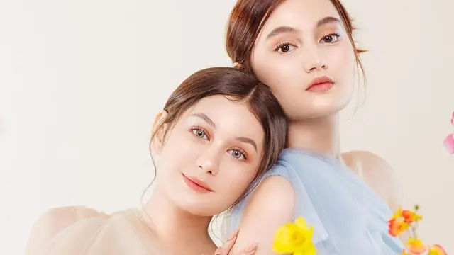 Gaya Pemotretan Zoe Abbas Jackson dan Laura Jackson, Kakak Beradik Kompak