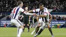 Penyerang West Bromwich Albion, Salomon Rondon, merayakan gol yang dicetaknya ke gawang Manchester United. Gol itu dicetak pada menit ke-66 melalui umpan dari Sebastien Pocognoli. (Reuters/Carl Recine)