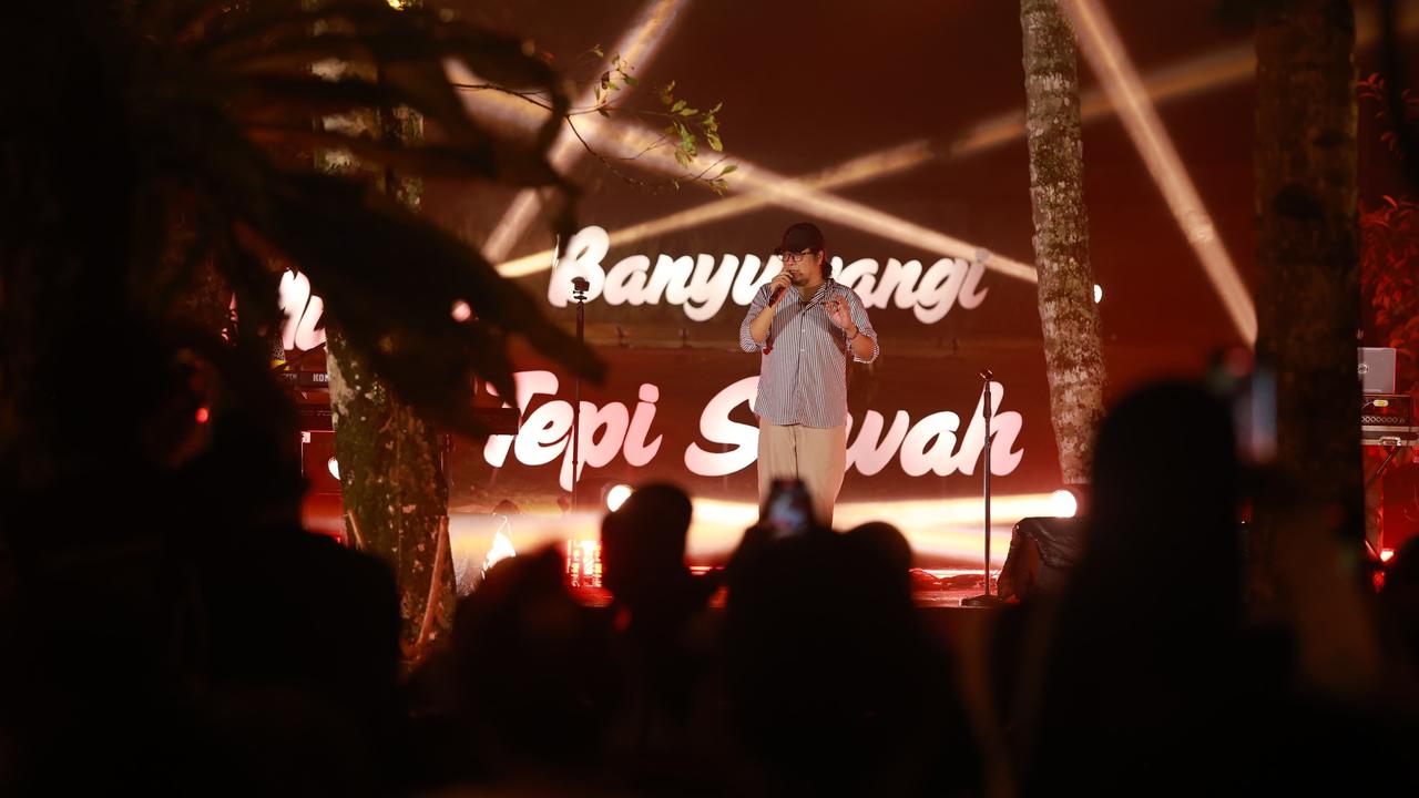 Musik Tepi Sawah yang digelar di halaman penginapan Teras Ijen di Desa Segobang, Kecamatan Licin Banyuwangi