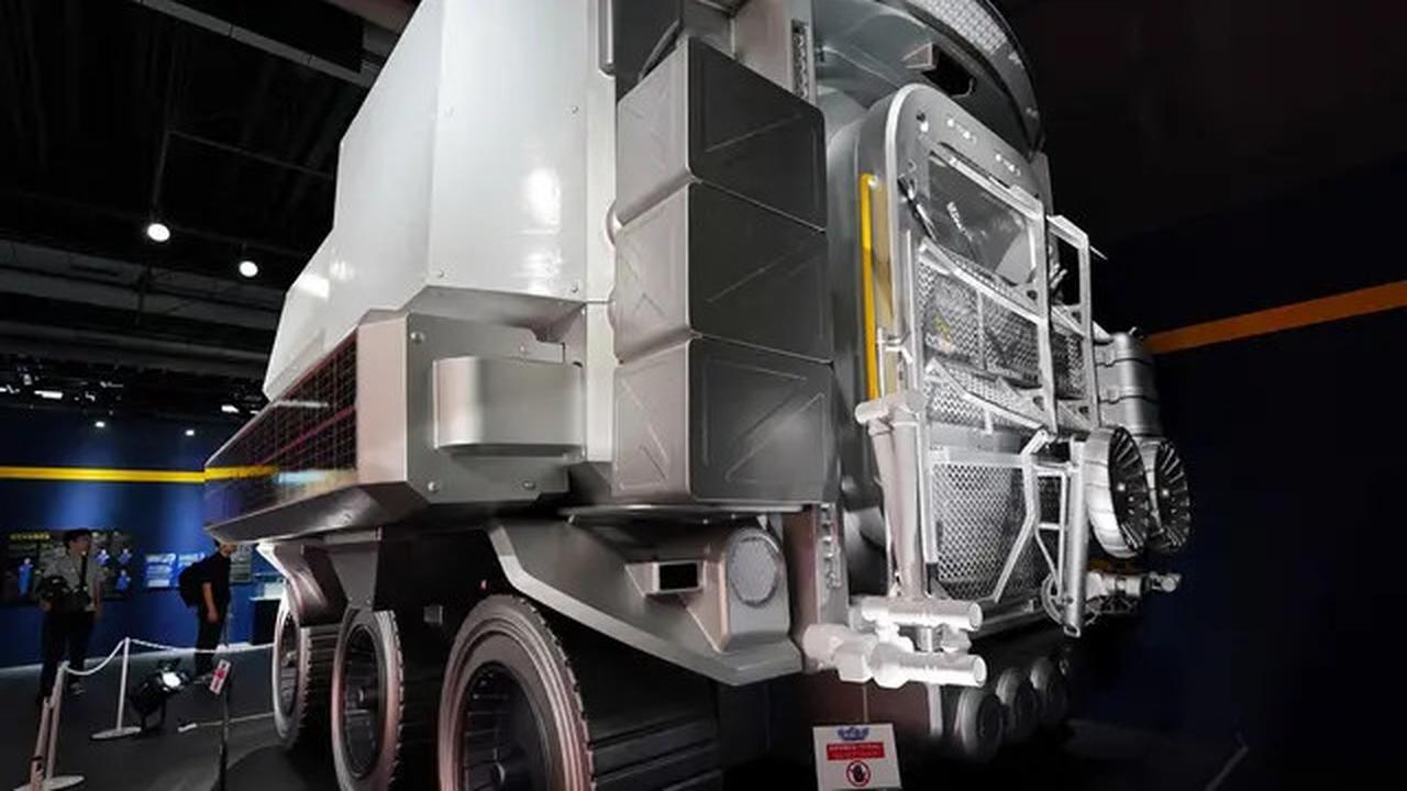 Jepang Pamerkan Model dalam Skala Penuh Kendaraan Penjelajah Bulan Pertama di Dunia