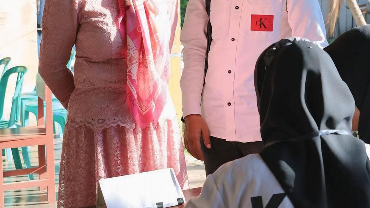 Potret Bella Shofie Nyoblos Pilkada Temani Suami Mencalonkan sebagai Bupati Kabupaten Buru