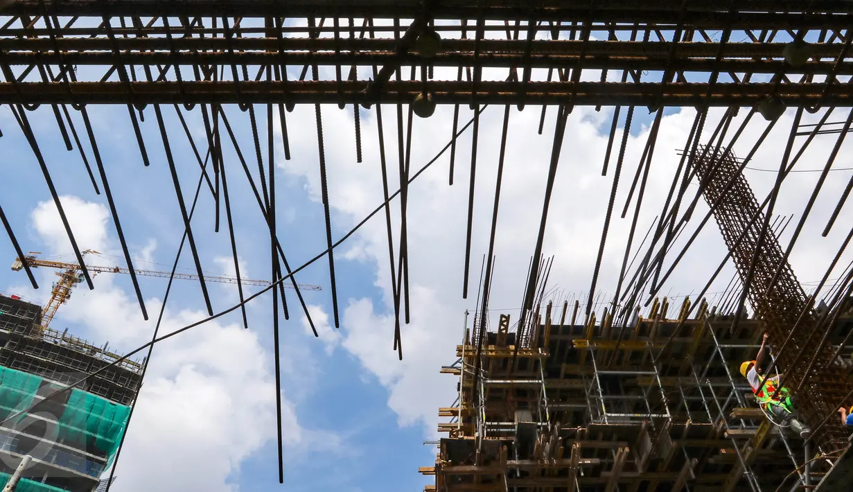 Pekerja menyelesaikan apartemen Pondok Indah Residence di kawasan Pondok Indah, Jakarta Selatan, Minggu (24/04). Apartemen senilai 2,5 M ke atas dijadwalkan akan selesai pembangunannya pada tahun 2017. (Liputan6.com/Fery Pradolo)