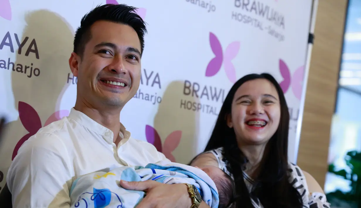 Akshay berjenis kelamin laki-laki dan lahir secara normal dengan berat 2,9 kg dan tinggi 48 cm di Brawijaya Hospital Saharjo, Tebet, Jakarta Selatan. (Kapanlagi.com/Muhammad Akrom Sukarya)