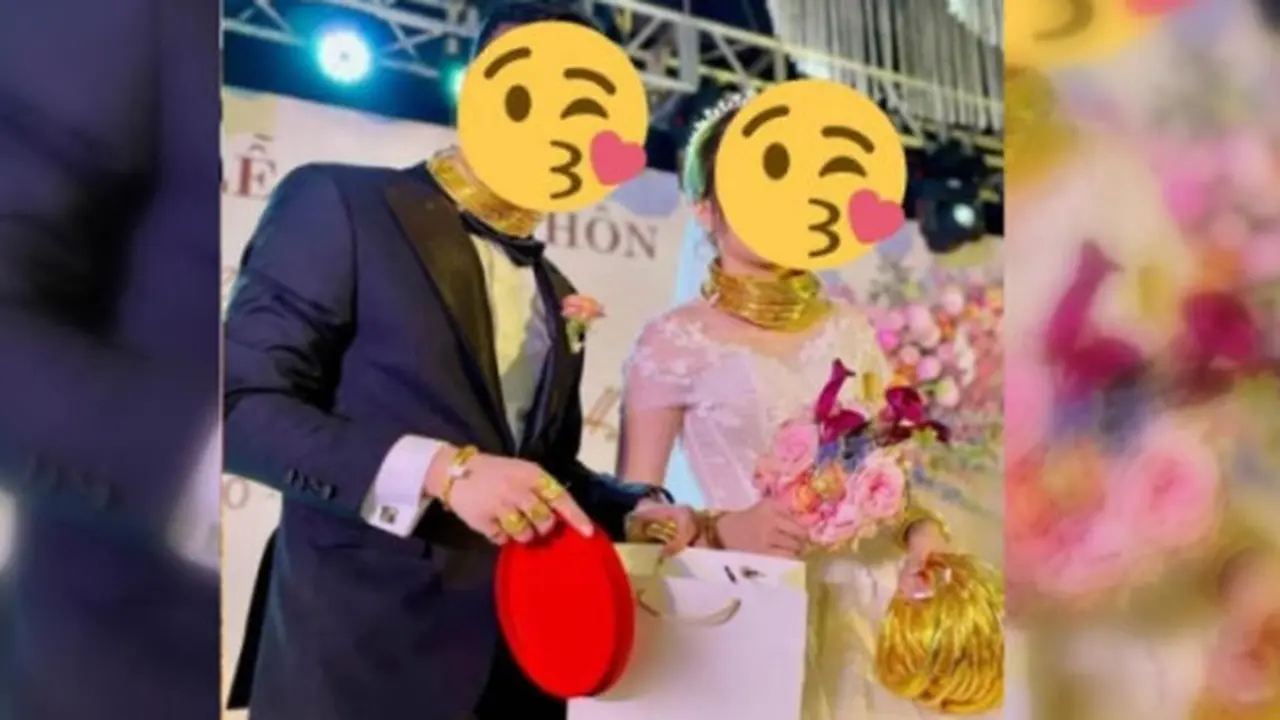 Pasangan Pengantin Ini Pakai Perhiasan Emas Sekujur Tubuh, Sampai Ada yang Dijinjing