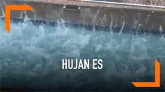 Hujjan es sebesar bola golf gegerkan warga Texas, AS. Akibat hujan es beberapa rumah mengalami kerusakan, begitu juga kendaraan.