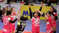 Tim putri Jakarta Pertamina Energi merayakan kemenangan atas Jakarta Elektrik PLN pada putaran kedua kompetisi bola voli Proliga 2017 di GOR Kertajaya, Surabaya, Jawa Timur, Sabtu (11/3/2017) malam WIB. (Humas Proliga)