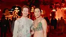 Terlihat pula Mark Zuckerberg, didampingi istrinya Priscilla Chan hadir dalam acara tersebut dengan tampil gemilang dalam balutan pakaian adat. Untuk melihat sekilas penampilan menakjubkan mereka, lihat postingan di bawah ini:  [@pinkvilla]
