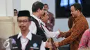 Mendikbud Anies Baswedan memberikan penghargaan kepada kepala sekolah yang berintergritas dalam acara Silatuhrami dengan kepala sekolah penerima Anugerah Integritas Ujian Nasional di Istana Negara, Jakarta, Senin (21/12). (Liputan6.com/Faizal Fanani)