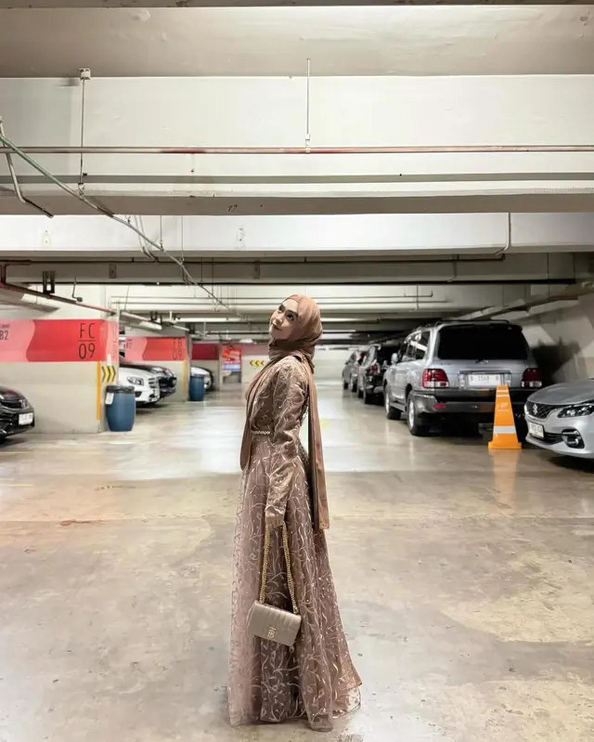 7 Inspirasi Gamis Kekinian ala Ria Ricis, Elegan untuk Tubuh Ramping