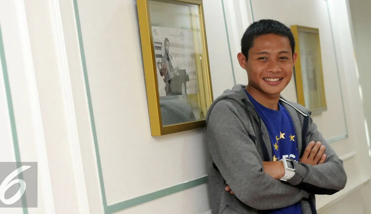Pesepakbola Indonesia, Evan Dimas saat melakukan sesi foto di kantor Kemenpora, Jakarta, Kamis (19/5/2016). Evan Dimas kembali ke Indonesia setelah sekitar empat bulan menimba ilmu di klubEspanyol, Spanyol. (Liputan6.com/Helmi Fithriansyah)