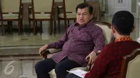 Wakil Presiden RI, Drs. H. Muhammad Jusuf Kalla saat wawancara khusus dengan Tim Liputan6.com, Jakarta, Senin (19/10/2015). (Liputan6.com/Herman Zakharia)