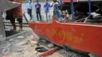 Kecelakaan maut terjadi antara Metromini dengan Kereta di perlintasan Angke, Tambora, Jakbar, Minggu (12/6/2015). Bagian Metromini yang telah dievakuasi usai terjadi tabrakan maut yang menewaskan 13 orang. (Liputan6.com/Gempur M Surya)