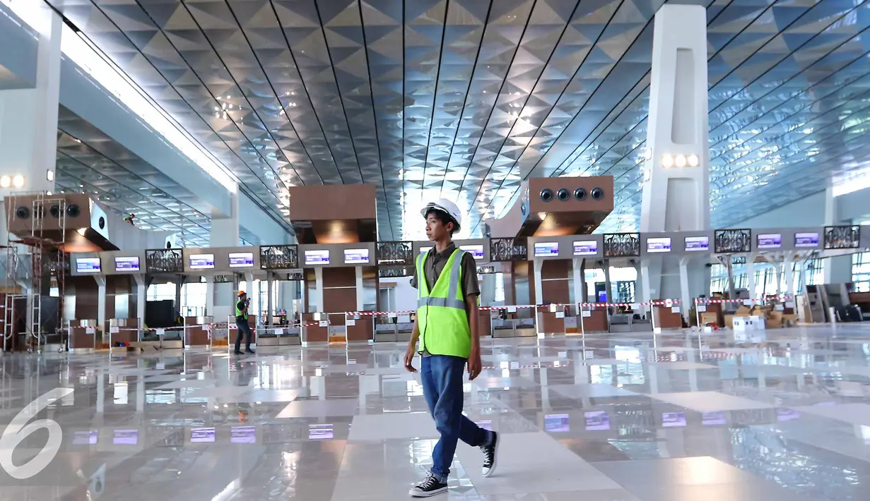 Pekerja melintas di dalam Terminal 3 Ultimate Bandara Soekarno-Hatta, Tangerang, (8/6). Angkasa Pura II (Persero) berencana mengoperasikan terminal 3 ultimate Bandara Internasional Soetta pada 20 Juni 2016. (Liputan6.com/Angga Yuniar)