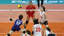 Pemain Timnas voli putri Vietnam, Nguyen Khanh Dang (kiri) berusaha menjangkau bola saat menghadapi Indonesia pada laga Grup B AVC Challenge Cup 2024 di Rizal Memorial Coliseum, Manila, Filipina, Minggu (26/5/2024). Vietnam menang 3-1 (25-17, 25-15, 25-27 dan 25-13). (Asian Volleyball Confederation)