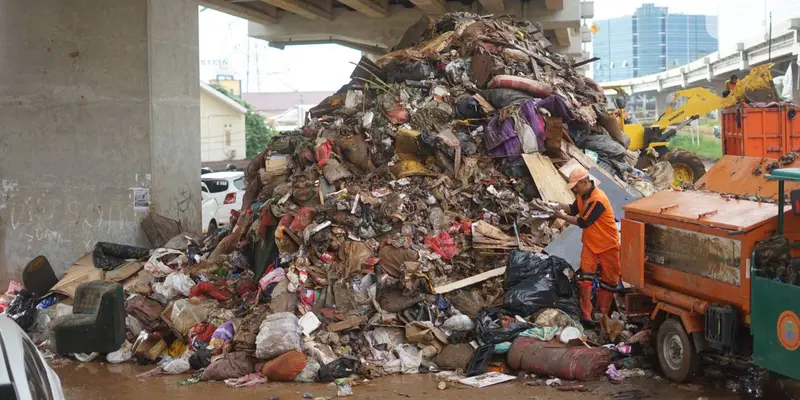 Sampah Sisa Banjir Menumpuk di Cipinang Melayu