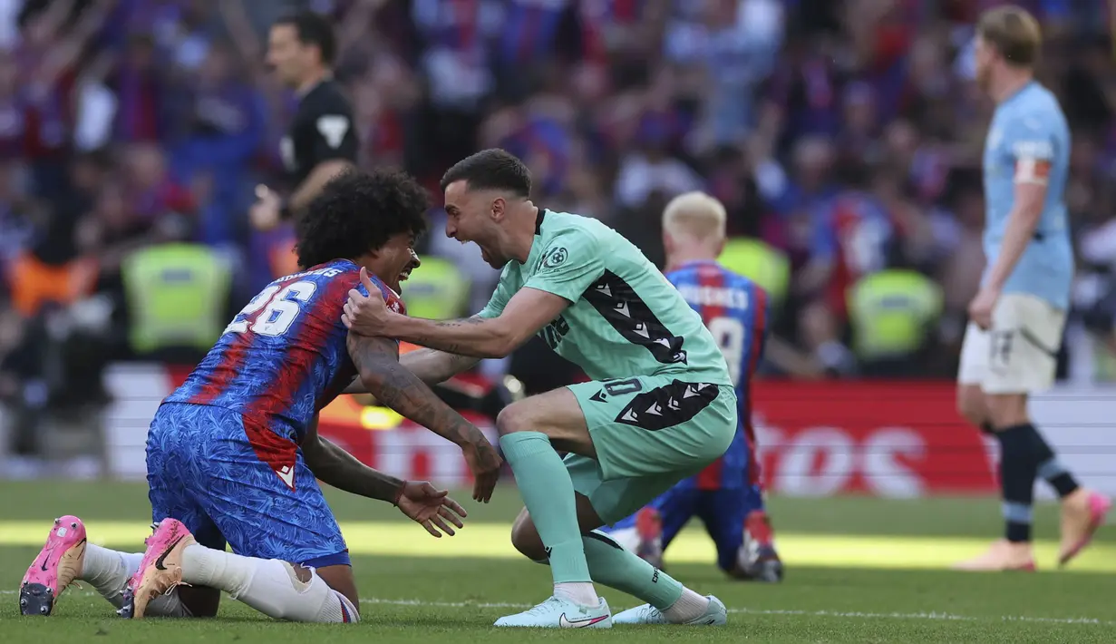 Kiper Crystal Palace, Dean Henderson melakukan selebrasi kemenangan bersama rekannya setelah menang atas Manchester City dalam laga final Piala FA 2024/2025 di Stadion Wembley, London, Inggris, Sabtu (17/05/2025) waktu setempat. (AP Photo/Kirsty Wigglesworth)