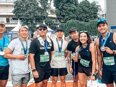 Kompetisi marathon memang memiliki daya tarik sendiri untuk semua kalangan. Lomba lari dengan jarak yang panjang ini memang sangat menguras stamina namun menjadi sensasi tersendiri untuk mendobrak batas kemampuan untuk tetap berlali mencapai garis finish. Selain itu lomba ini sangat menyenangkan bila diikuti bersama sahabat dan kekasih. (Liputan6.com/IG/@gisel_la)