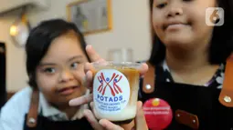 Sebanyak 7 penyandang down syndrome yang berada di bawah naungan komunitas Persatuan Orang Tua Anak Dengan Down Syndrome (POTADS) diberdayakan untuk bekerja sebagai barista dan pramusaji di tempat tersebut. (merdeka.com/Arie Basuki)