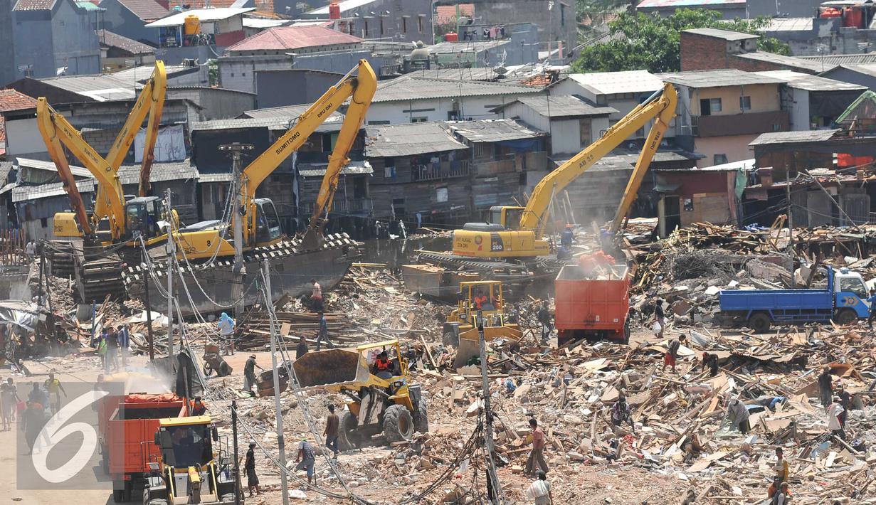 Petugas mengunakan alat berat melakukan pembongkaran di Kampung Luar Batang, Jakarta (11/4). Sebanyak 853 bangunan di bongkar dalam rangka revitalisasi kawasan wisata Sunda Kelapa, Museum Bahari, dan kawasan Luar Batang. (Liputan6.com/Gempur M Surya)