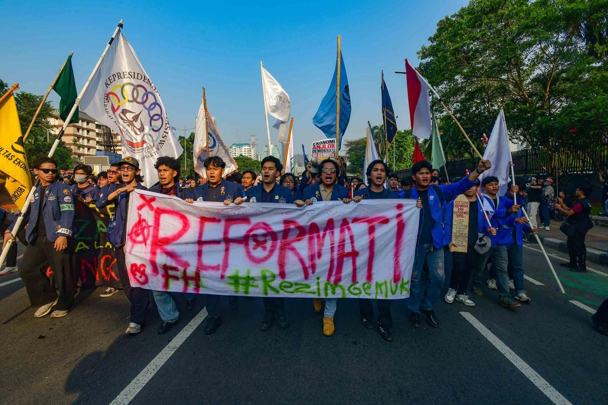FOTO: Ratusan Mahasiswa Gelar Aksi di DPR Soroti Kebijakan Pemerintah