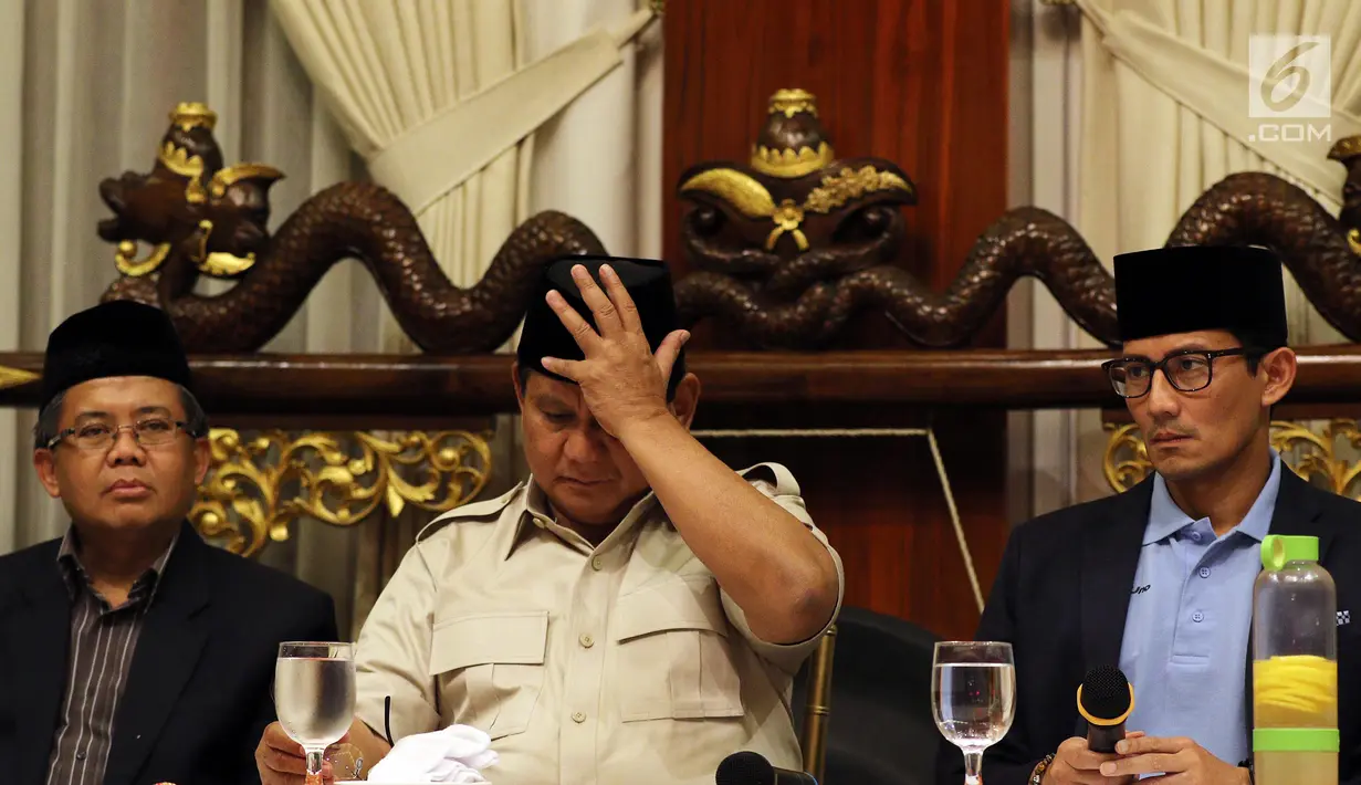 Pasangan bakal calon presiden dan wakil presiden Prabowo Subianto dan Sandiaga Uno mengkritisi kondisi ekonomi dan pelemahan nilai tukar rupiah terhadap dolar Amerika Serikat (AS) di Jalan Kertanegara, Jakarta, Jumat (7/9). (Liputan6.com/Johan Tallo)