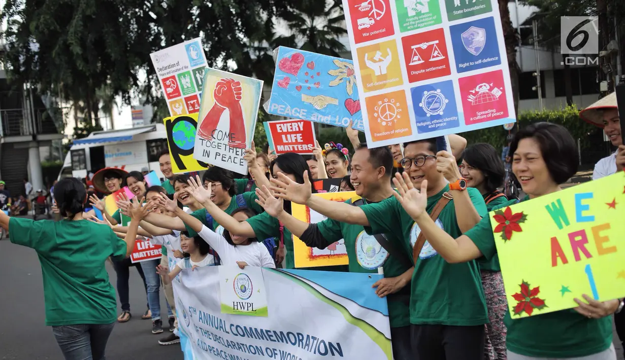 Sejumlah warga melakukan kampanye tentang perdamaian dunia saat car free day di kawasan Bunderan HI, Jakarta, Minggu (27/5). (Liputan6.com/Faizal Fanani)