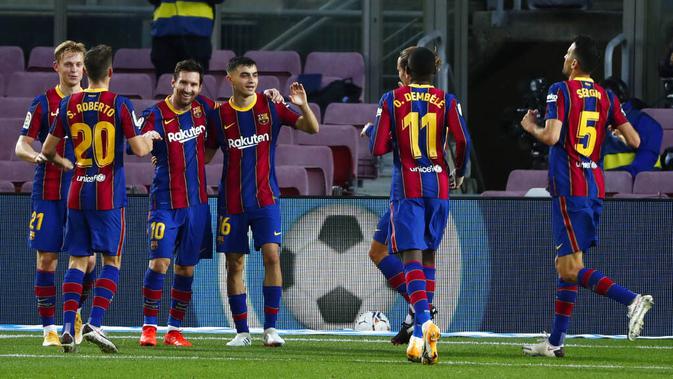 Para pemain Barcelona merayakan gol yang dicetak oleh Lionel Messi ke gawang Real Betis pada laga La Liga di Stadion Camp Nou, Sabtu (7/11/2020). Barca menang dengan skor 5-2.(AP/Joan Monfort)