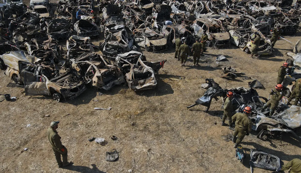 Kendaraan-kendaraan tersebut dikumpulkan dan ditempatkan di sebuah area dekat perbatasan Gaza setelah serangan yang menewaskan 1.400 orang dan menyandera sekitar 240 orang. (AP Photo/Ariel Schalit)