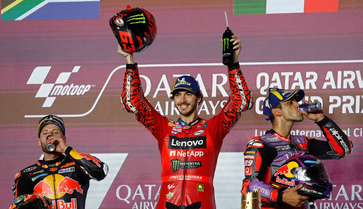 Francesco Bagnaia unggul atas rider Red Bull KTM Brad Binder. (KARIM JAAFAR/AFP)