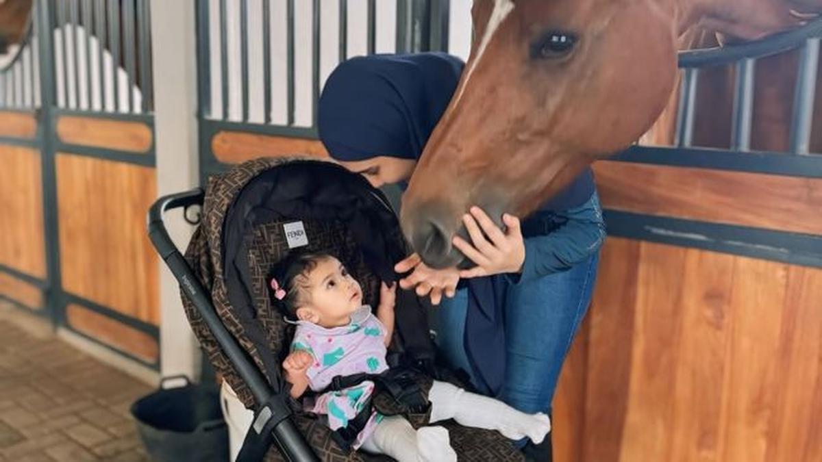 Antusias, 4 Potret Zaskia Sungkar Kenalkan Olahraga Berkuda pada Ukkasya dan Humaira Sang Anak