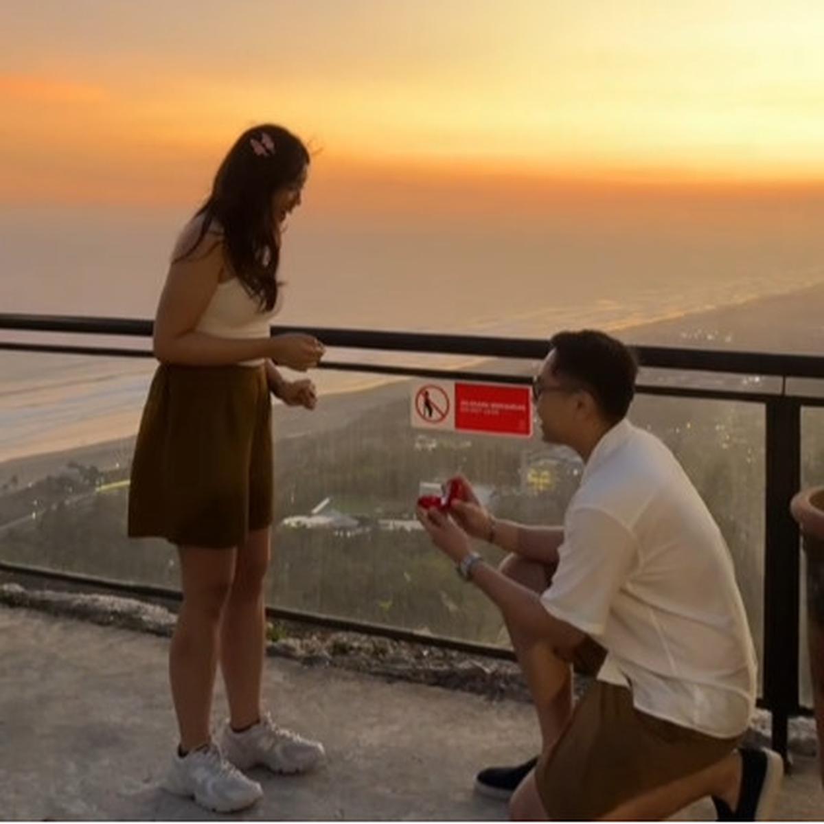 Awalnya Mengira Foto Berdua Biasa, Momen Romantis Pria Lamar Kekasihnya Ini Curi Perhatian