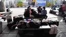Seorang pemudik terlihat kelelahan, ia menjadikan tempat duduk di pelabuhan Tanjung Priok sebagai tempat tidur sementara, Jakarta, Rabu (23/07/2014) (Liputan6.com/Faizal Fanani)