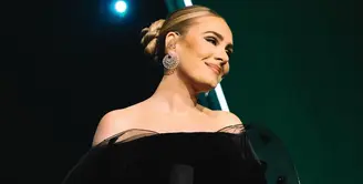 Saat manggung beberapa saat lalu, Adele mengenakan gaun off shoulder. Gaun velvet itu dipadukan dengan tulle, memiliki detail polkadot sequin di bagian lengan. [instagram/adele]