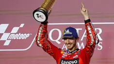 Pembalap Ducati Lenovo Team, Francesco Bagnaia saat merayakan gelar juara di podium MotoGP Qatar di Sirkuit Internasional Lusail, Doha pada 10 Maret 2024. (KARIM JAAFAR/AFP)