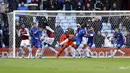 Pemain Aston Villa, Bertrand Traore, mencetak gol ke gawang Chelsea pada laga Liga Inggris di Stadion Villa Park, Minggu (23/5/2021). Chelsea tumbang dengan skor 2-1. (Richard Heathcote/Pool via AP)