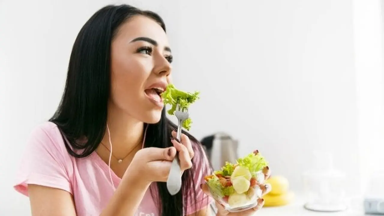 Ilustrasi mengonsumsi makanan sehat