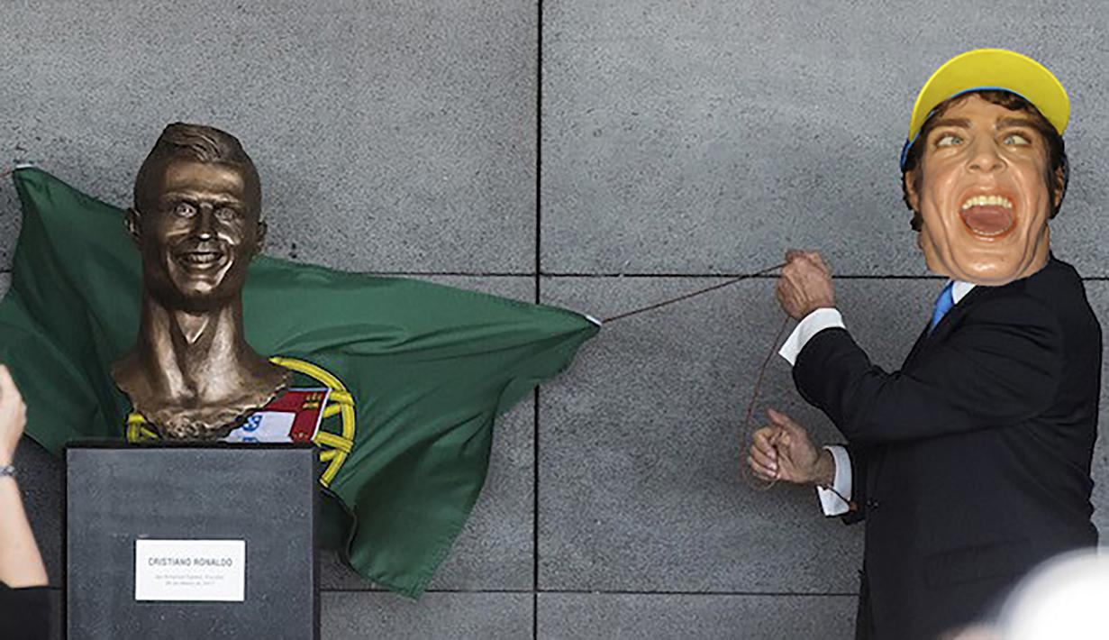 Meme seseorang pria mentertawakan patung Cristiano Ronaldo. (sumber : Sidomi.com)