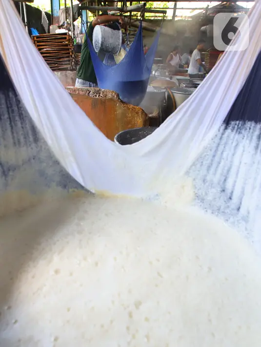 Cairan kedelei saat proses pembuatan tahu di Jakarta, Senin (4/1/2021). Setelah melakukan mogok produksi selama 1 hingga 3 Januari 2021 akibat naiknya harga kacang kedelei impor, kini para perajin tahu mulai kembali beroperasi. (Liputan6.com/Angga Yuniar